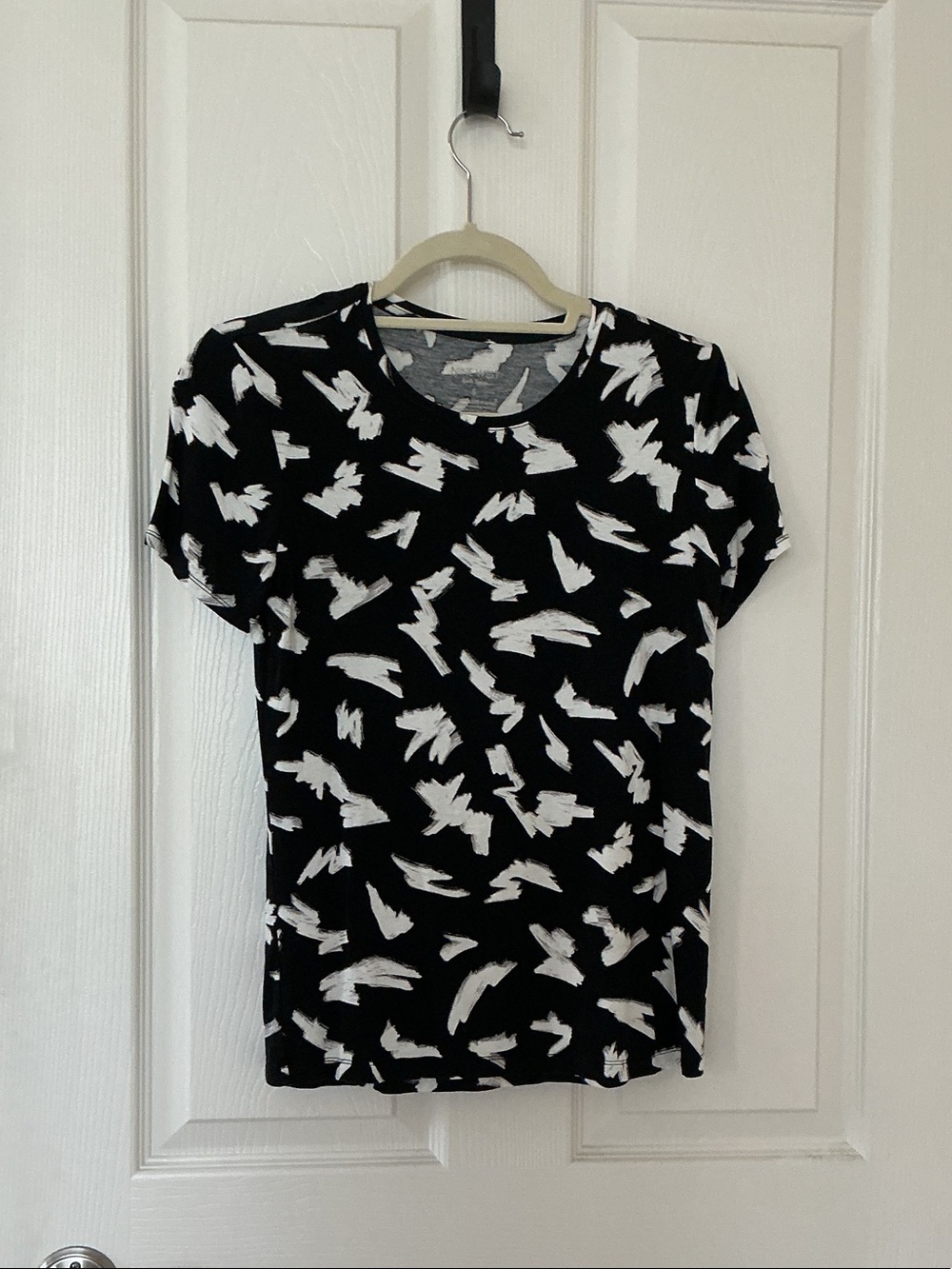 Nine West Black Short-Sleeve Tee with White Abstract Print